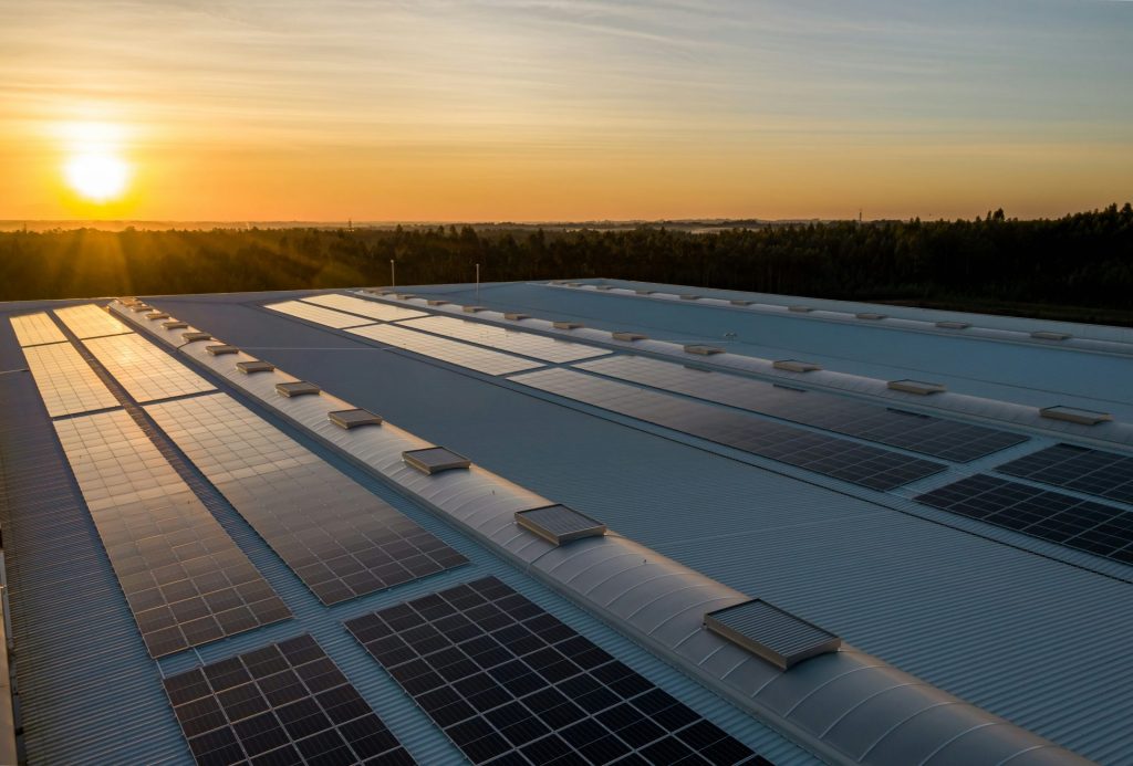 Paneles solares en una nave