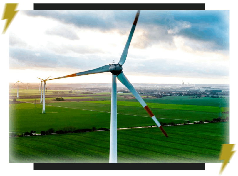 Molinos de viento en campo verde