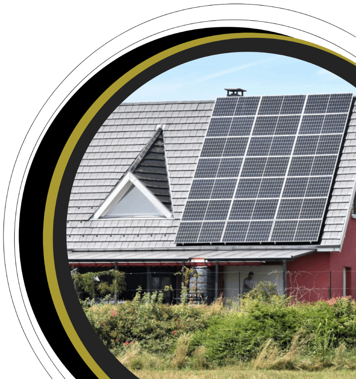 Casa con paneles solares

