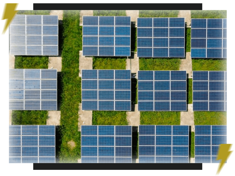 Paneles solares en campo verde