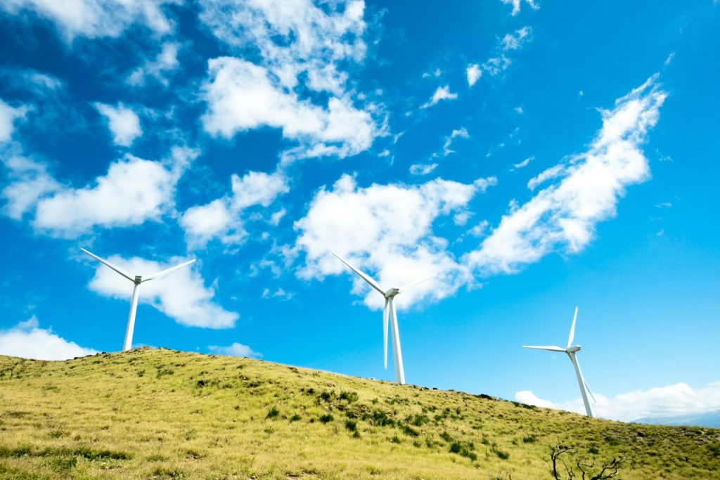 Molinos de viento en una colina