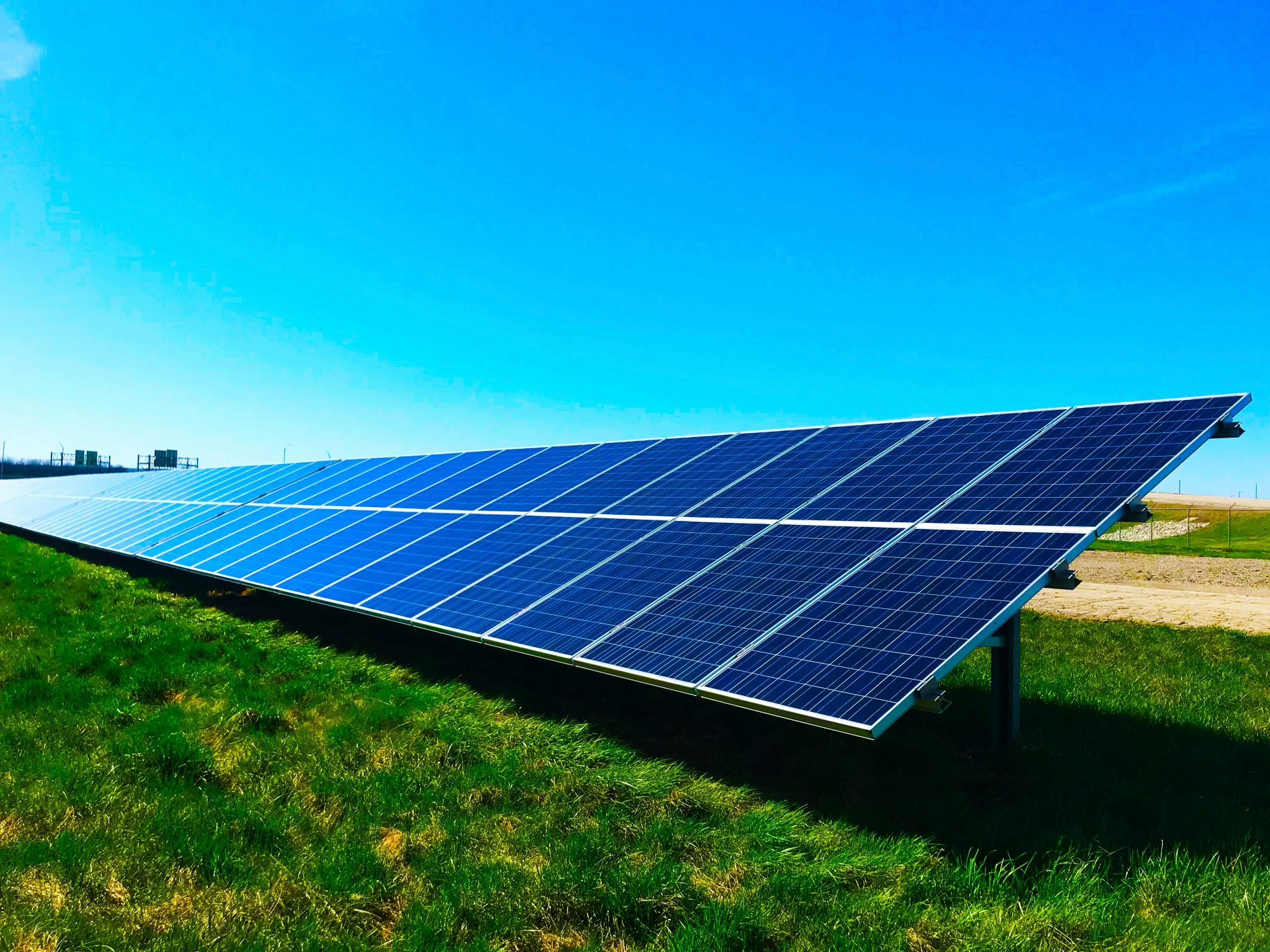 Casa con paneles solares

